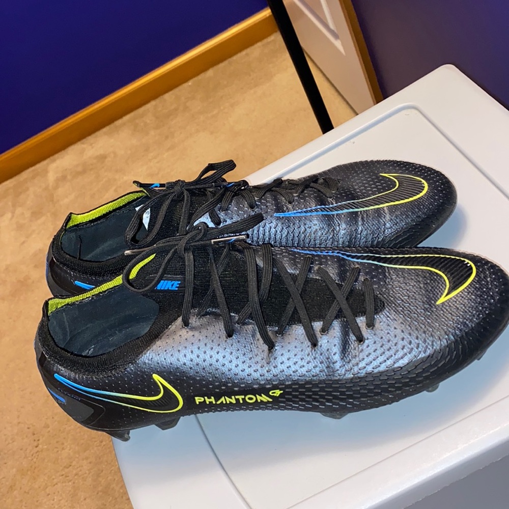 Nike phantom soccer cleats